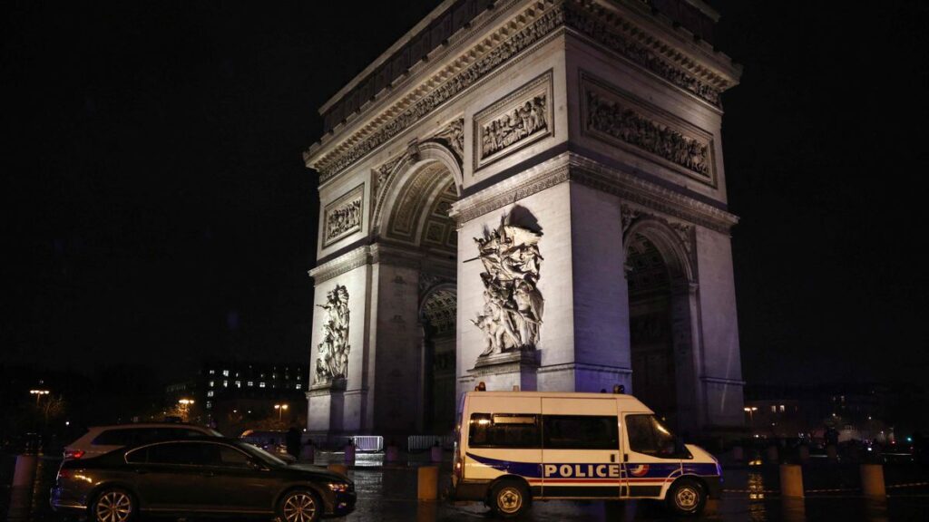 Paris Terror Attack: Gendarme Attacked at Arc de Triomphe