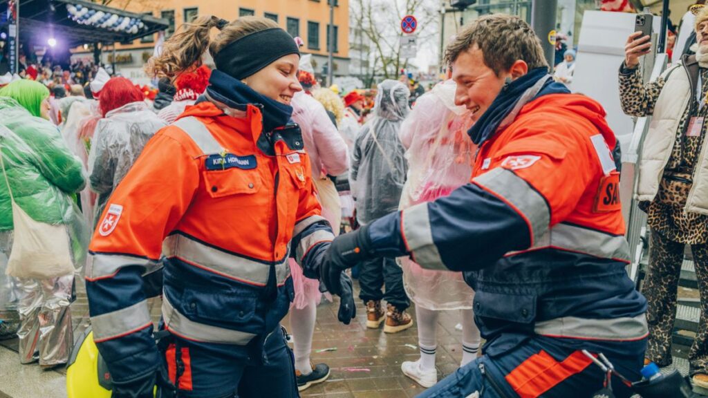 Rosenmontag Köln Sanitäter Einsatz: Malteser im Karnevalstrubel