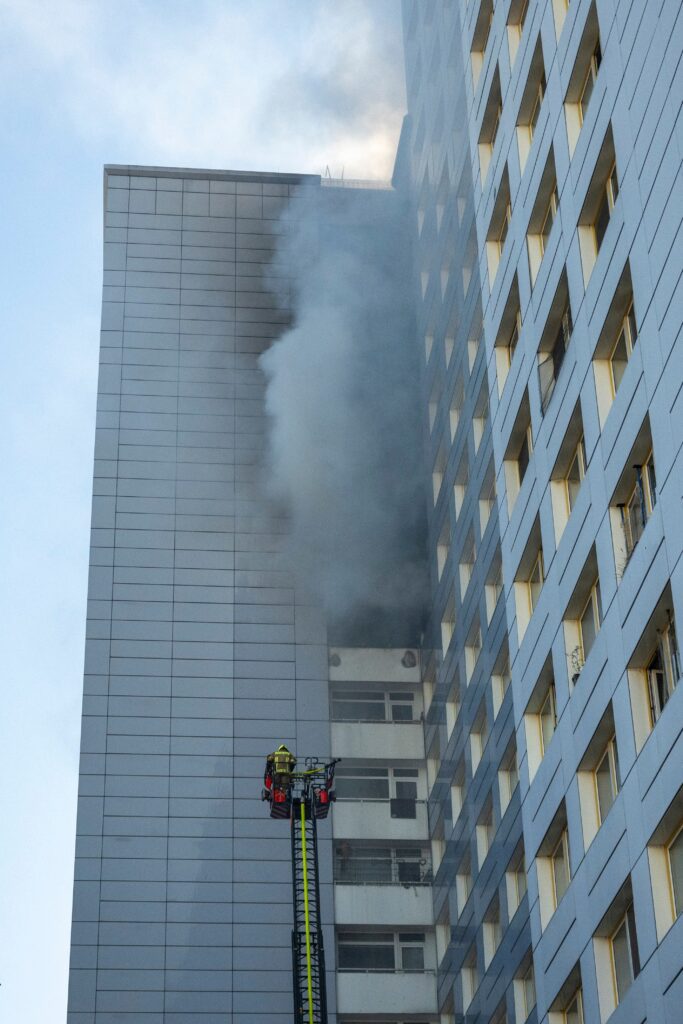 Brand in Berliner Hochhaus Fuenf Menschen Verletzte Brand in Berliner Hochhaus Fuenf Menschen Verletzte