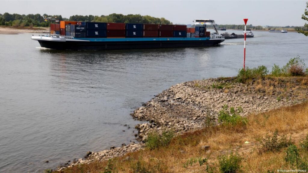 Dürre am Rhein bedroht deutsche Wirtschaft sehr stark Dürre am Rhein bedroht deutsche Wirtschaft sehr stark